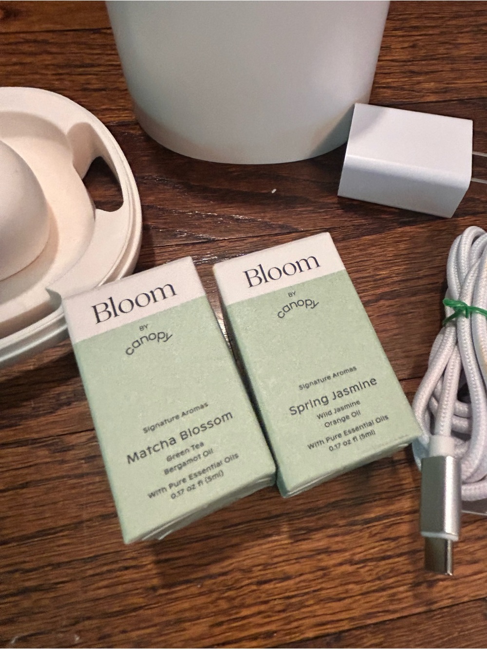 Bloom White USB Aroma Diffuser with Two Bloom Signature Oils - Picture 2 of 12